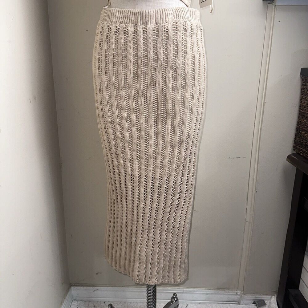 Sleeveless Crochet Knit Two-Piece Skirt Set in Cream - Picture 3 of 8